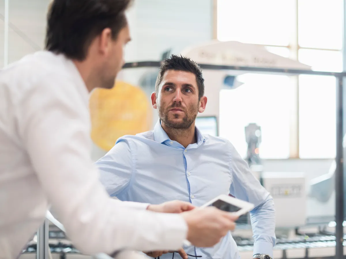 Responsable de empresa hablando con un trabajador sobre un cambio en su contrato