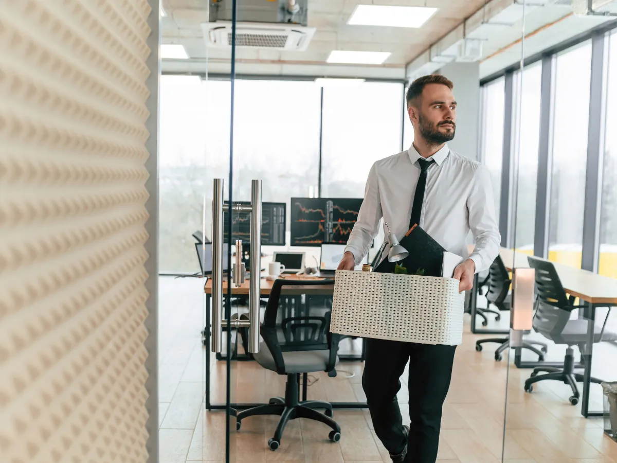 Trabajador dejando la oficina al finalizar su contrato