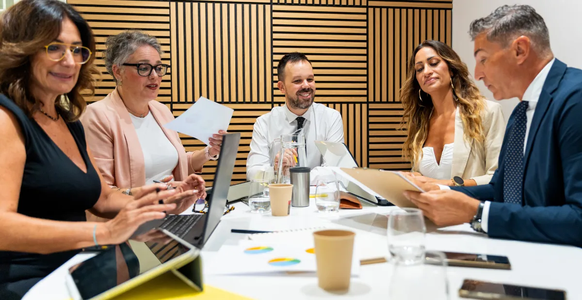 Equipo directivo de una pyme reunido para revisar la fiscalidad de la empresa