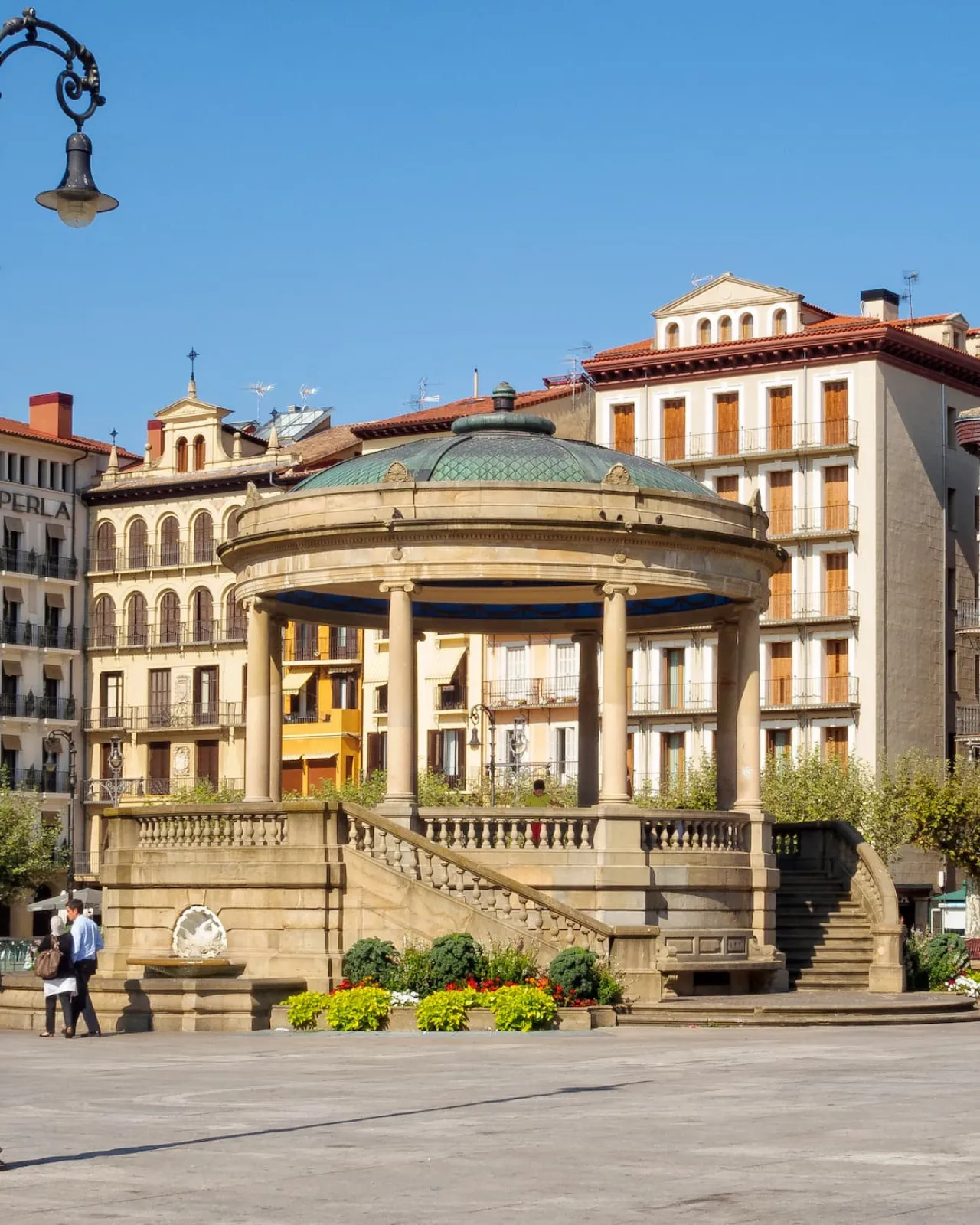 Templete de la Plaza del Castillo de Pamplona, en Navarra, territorio con régimen fiscal propio