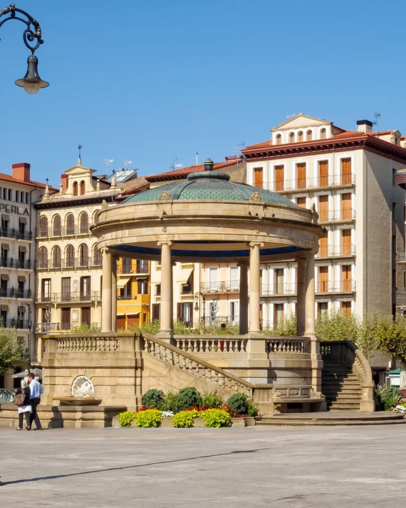 Templete de la Plaza del Castillo en Pamplona, ciudad donde Maver Asesores ofrece asesoría contable