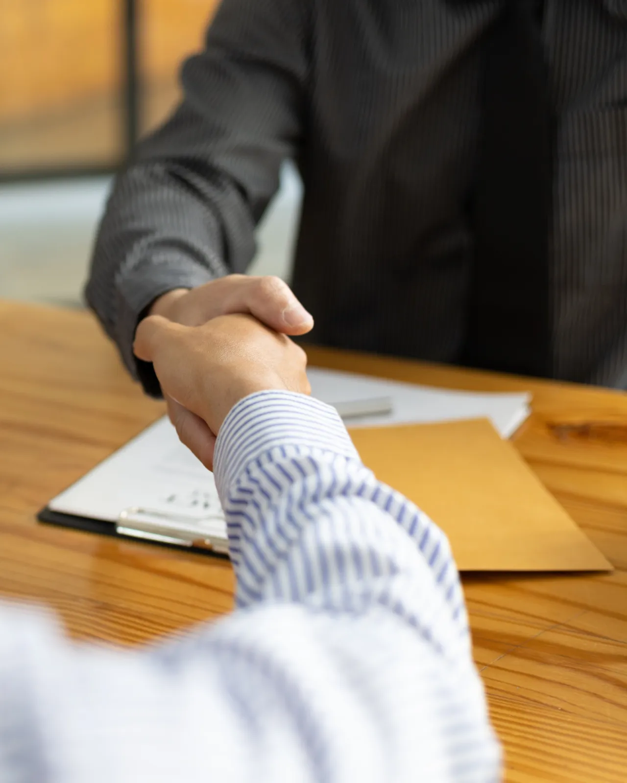 Firma de un contrato de trabajo con la asesoría laboral de Maver Asesores en Pamplona